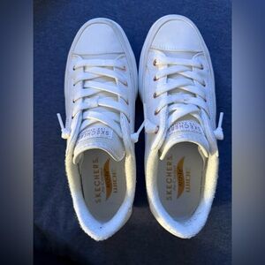 Skechers Women’s Arch Fit Arcade Slip On White Sneakers. Size 8.5 wide